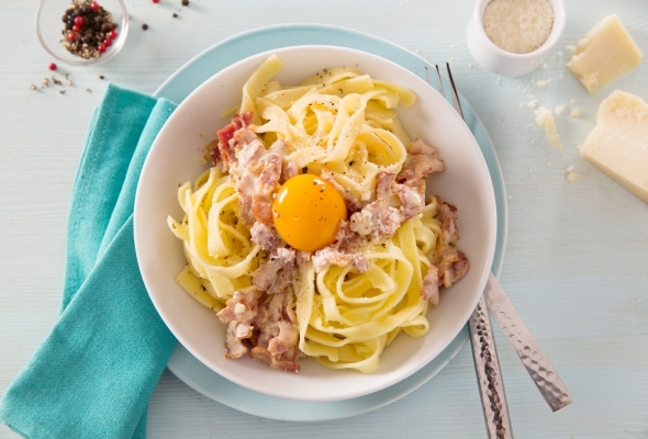 TAGLIATELLES CARBONARA ( AVEC DES LARDONS , PARMESAN )