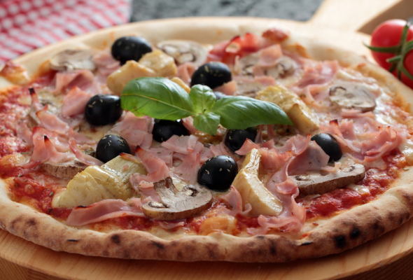 ROYALE:TOMATE-FROMAGE-CHAMPIGNONS-JAMBON DE BOEUF