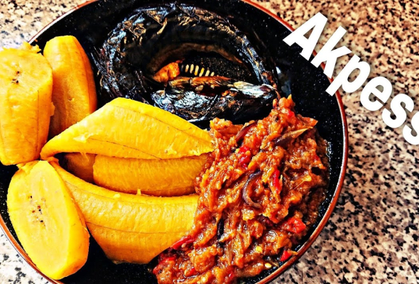 AKPESSI DE BANANES & POISSON FUME