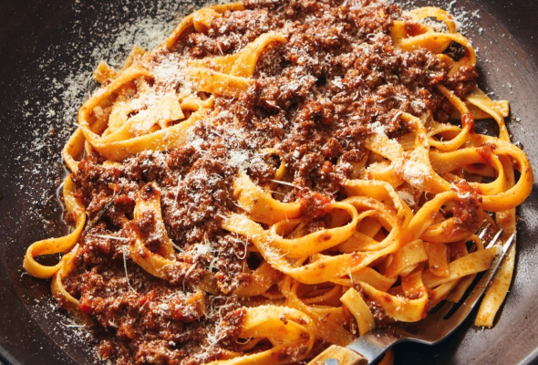 TAGLIATELLES PIEMONTAISE ( SAUCE TOMATE , BASILIC , JAMBON DE PARME )