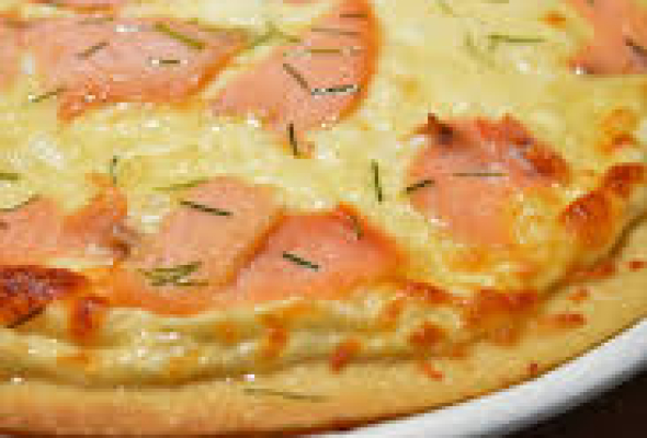 PIZZA AU SAUMON:TOMATE-FROMAGE-SAUMON