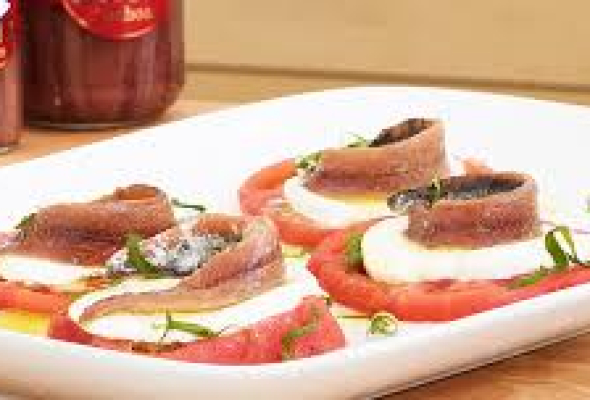 SALADE DE MONZZARELLA ET TOMATE AVEC ANCHOIS