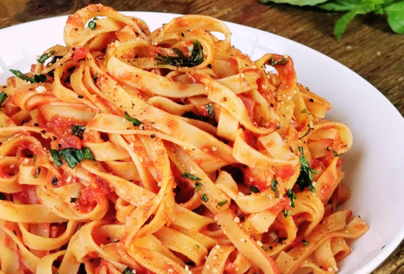 TAGLIATELLES POULET SAUCE TOMATE BASILIC